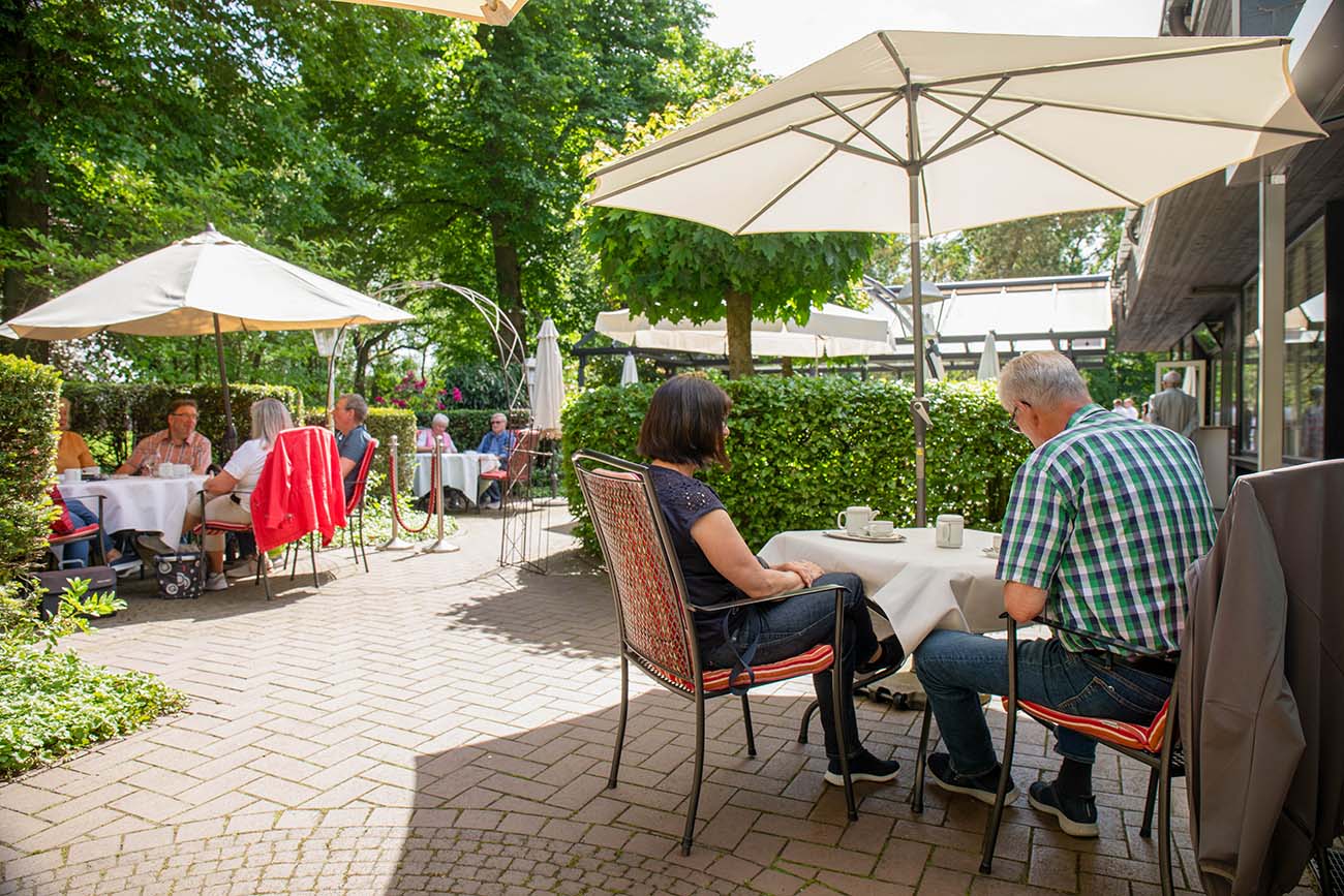Ansicht des Biergartens mit Gästen